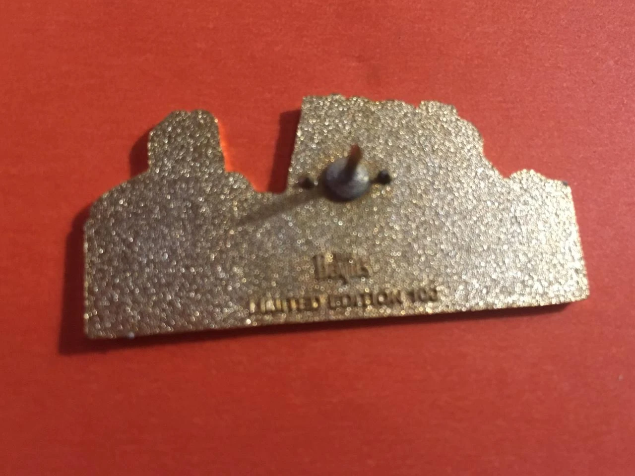 Raro pin de fantasía Belle y la Bestia sexy acostada en sofá Edición Limitada 100 ejemplares – photo 3
